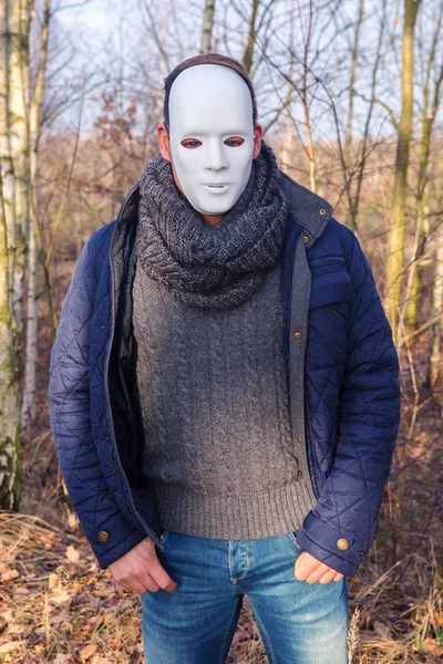 Uomo con maschera in piedi all'aperto nel bosco — Foto Stock