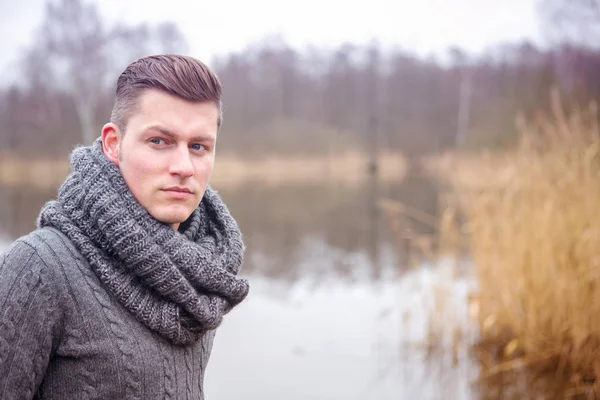 Handsome blond man in front of lake — Stock Photo, Image