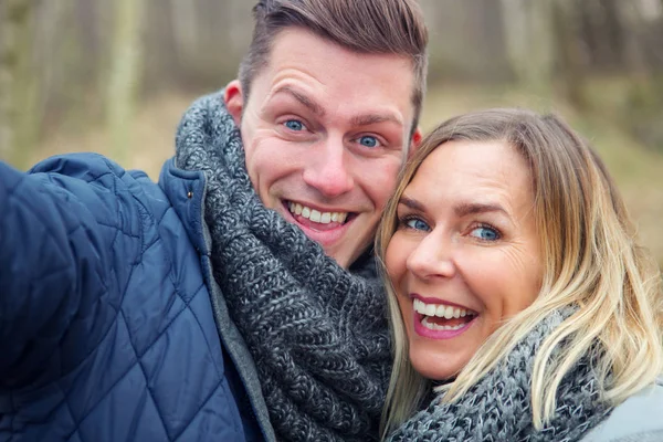 Selfie of young couple outdoors in the cold — Stock Photo, Image