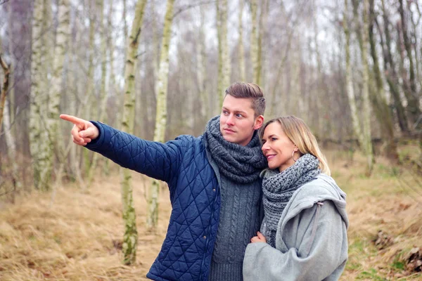 Pareja joven en el bosque en el frío —  Fotos de Stock