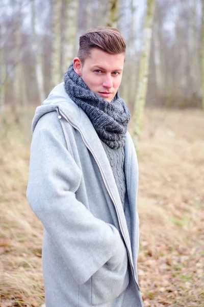 Retrato del guapo hombre rubio en el bosque en el frío — Foto de Stock