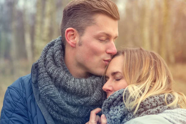 Couple à l'extérieur dans le froid étreignant l'un l'autre — Photo