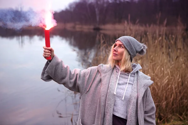 Femme debout à l'extérieur avec torc brûlant — Photo