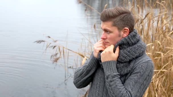 Kinograf Przystojny Blond Człowiek Stojący Nad Jeziorem Zimno — Wideo stockowe