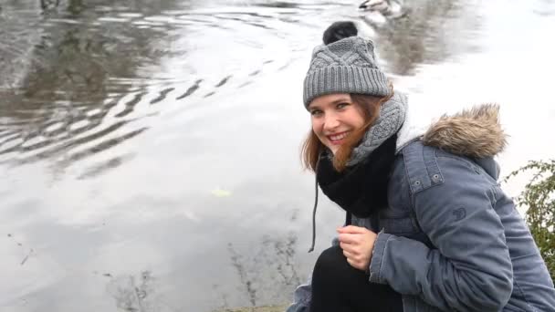 Kinograf Uśmiechający Się Kobiety Przez Jezioro Kaczka Pływanie Przez — Wideo stockowe