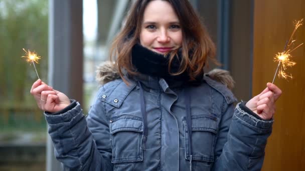 Kinograf Kobietę Zimno Trzyma Dwa Ognie — Wideo stockowe