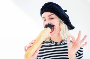 Sakal ve kaval silme yemek bere bir Fransız adamla Kadın kılığında