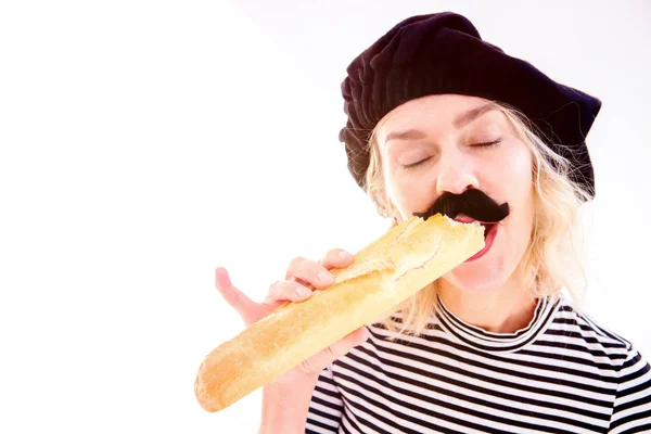 Mujer vestida como un hombre francés con barba y boina comiendo baguet — Foto de Stock