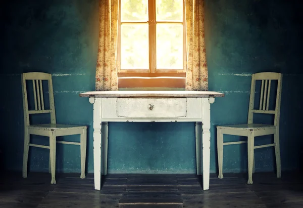 Pokój w stylu vintage stary stół z dwoma krzesłami — Zdjęcie stockowe