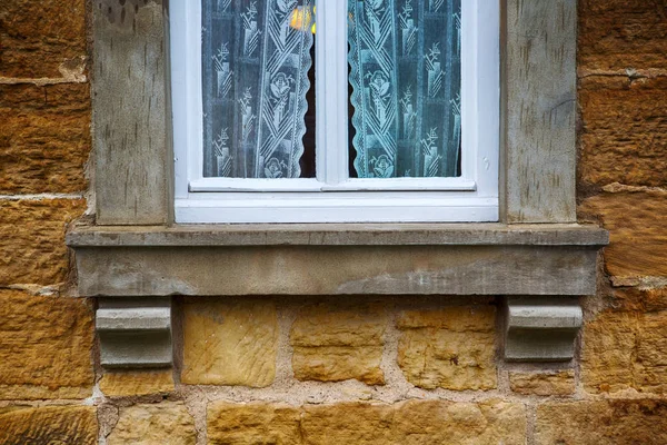 Vnější pohled z okna v kamenném domě — Stock fotografie