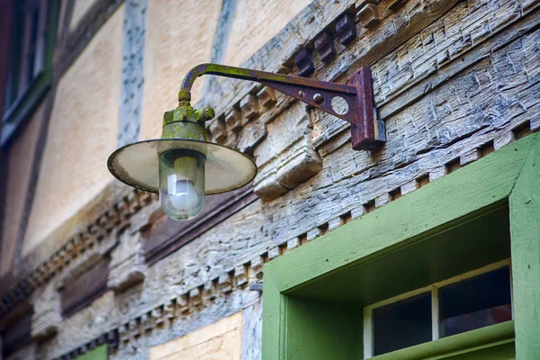 Streetlamp hängande ovanför gamla dörren på vintage house — Stockfoto