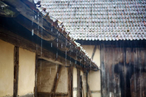 Gamla vintage taket på stugan med hällande regn — Stockfoto