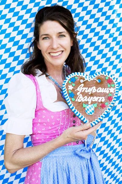 Bavarese in Dirndl con in mano un pan di zenzero a forma di cuore — Foto Stock