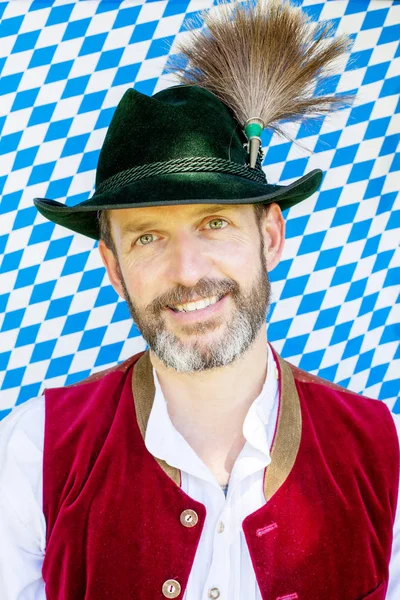 Sonriente hombre bavariano con fondo azul y blanco — Foto de Stock