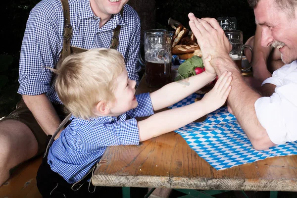 ビアガーデンにて父とバイエルン少年 — ストック写真