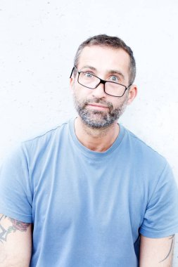  çarpık gözlük ile yakışıklı sakallı adam