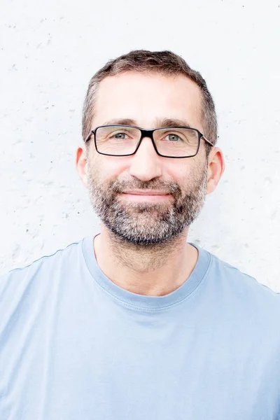 Portrett av en kjekk skjeggete mann med briller – stockfoto