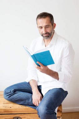 Sakallı yakışıklı bir kitap okuma