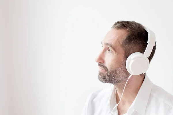 Όμορφος γενειοφόρος άνδρας με ακουστικά — Φωτογραφία Αρχείου