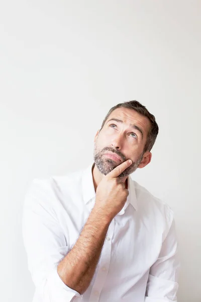 Szép szakállas ember néz kíváncsi — Stock Fotó