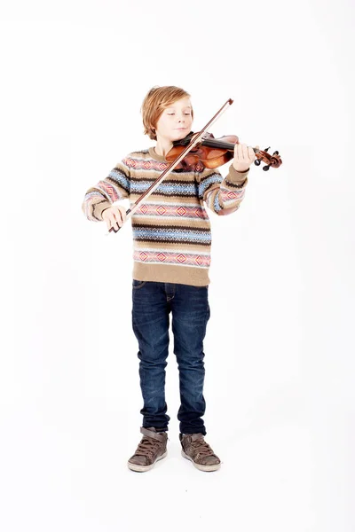 Jeune garçon blond jouant du violon — Photo