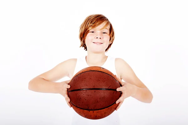 젊은 금발 소년 농구를 들고 — 스톡 사진