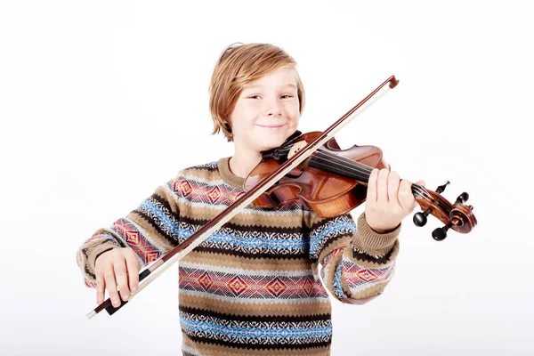 Jeune garçon blond jouant du violon — Photo