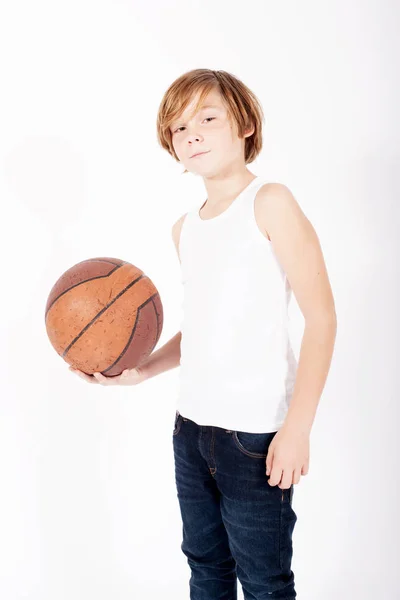 Kleiner blonder Junge, der einen Basketball hält — Stockfoto