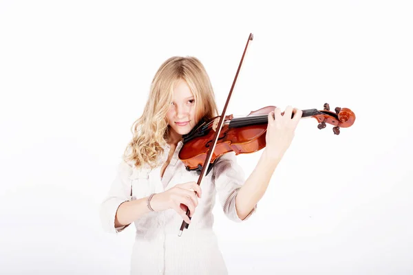 Jovem loira tocando violino — Fotografia de Stock