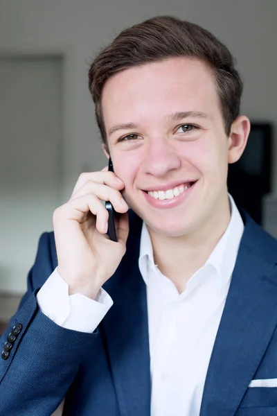 Mladý muž v obleku mluví po telefonu — Stock fotografie
