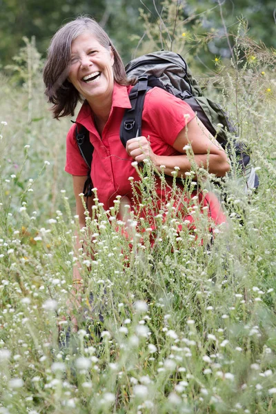 Vrouw in haar 50s wandelen in de natuur — Stockfoto