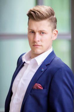 Kameraya bakarak takım elbiseli sarışın yakışıklı