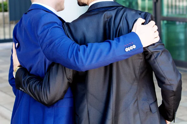 Dois empresários abraçando uns aos outros ao ar livre — Fotografia de Stock