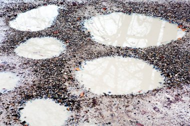 kirli yolda birkaç su birikintileri closeup