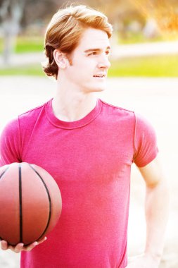 yakışıklı adam park basketbol ile ayakta