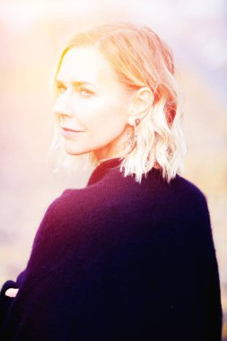 Dışarıda duran ve üzülmüş güzel sarışın kadın