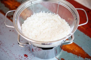 pot pirinç masada kevgir ile