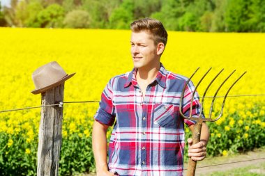 dirgen duran sarı alan önünde olan yakışıklı adam