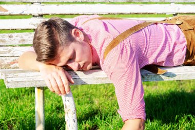 sarışın Bavyera adam açık havada bir kürsüde uyuma