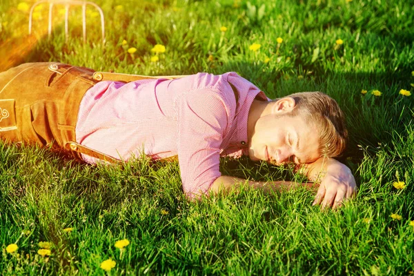 Loira bávaro homem dormindo na grama — Fotografia de Stock