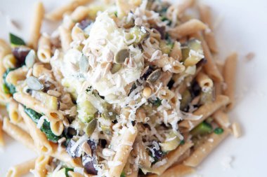 Beyaz tabak makarna, ıspanak ve peynir ile