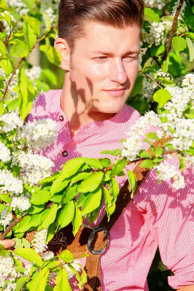 屋外で立ってバイエルン金髪美男子 — ストック写真