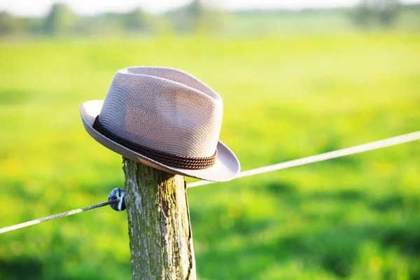 Cappello sopra un palo di recinzione — Foto Stock