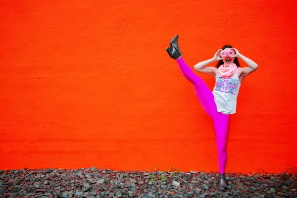 赤い背景とダンス 2 つのドーナツを持つ若い女性 — ストック写真