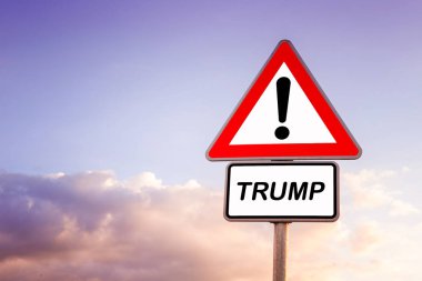 üçgen yol levhası word Trump ile
