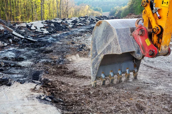 Närbild av en grävmaskin spade gräva i smutsen — Stockfoto