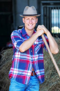 sarışın adam bir ahır holdiing dirgen