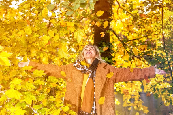 Femme blonde debout sous un arbre et profiter de la weat d'automne — Photo