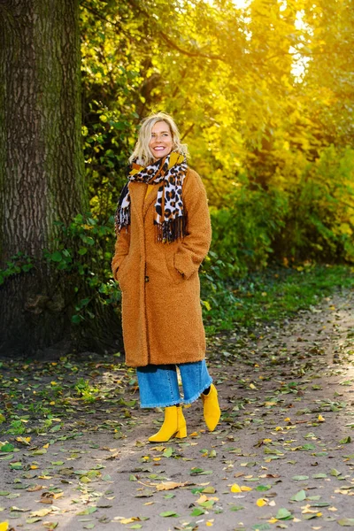 Mujer rubia de 40 años caminando por el parque y disfrutando del otoño s —  Fotos de Stock