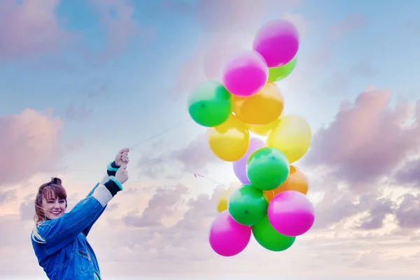 Tânără Femeie Care Deține Baloane Colorate Aer Liber Câmp — Fotografie, imagine de stoc